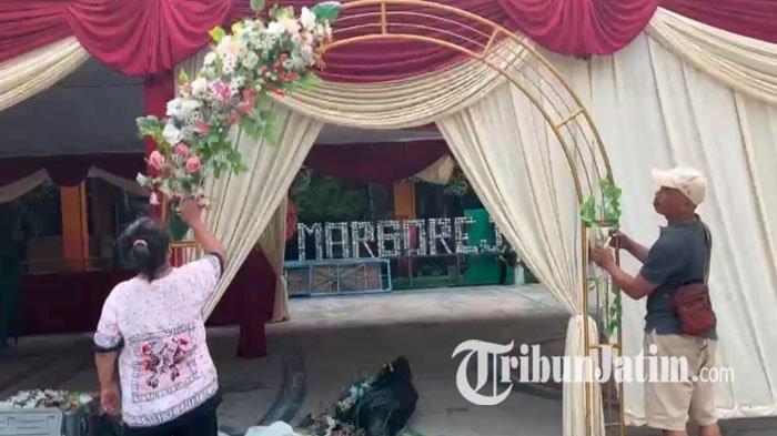 TPS yang akan digunakan Calon Gubernur Jawa Timur, Khofifah Indar Parawansa mencoblos, sudah mulai disiapkan, Selasa (26/11/2024). Saat ini, tenda sudah didirikan di SDN Margorejo VI Kecamatan Wonocolo, Kota Surabaya.