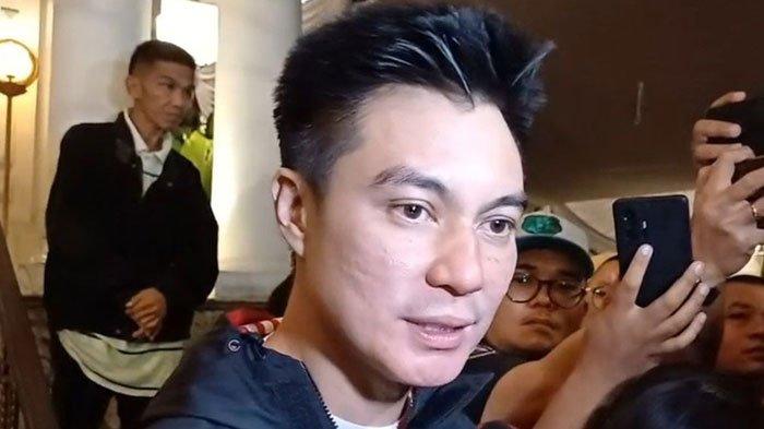 HAK ASUH ANAK - Foto arsip aktor Baim Wong ditemui Rabu (16/4/2025). Baim Wong kini menang hak asuh anak dituduh bayar hakim, mantan suami Paula Verhoeven curhat soal hidup bahagia. 
