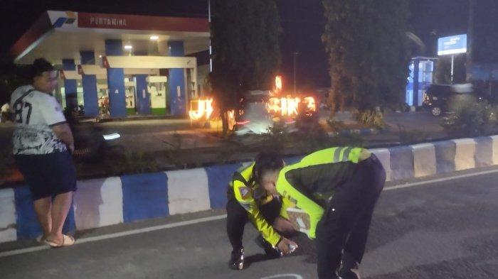 Tabrak Lari di Ponorogo, Kabur Setelah Menabrak, Mobil Berhenti Karena Rusak. Polisi melakukan olah tkp di lokasi