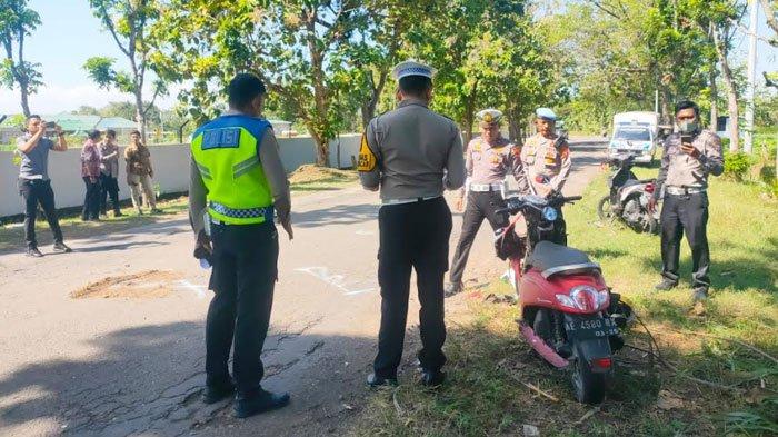 Unit Gakkum Satlantas Polres Magetan tengah Olah TKP kecelakaan dua pengendara sepeda motor di Jalan Maospati - Bendo, masuk Desa Setren, Kecamatan Bendo, Kabupaten Magetan, Jumat (5/7/2024).