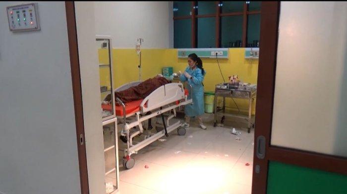 PEMBACOKAN - Sutiyem (mantan istri) dan Nyomir (mantan kakak ipar) korban pembacokan Sugito (pelaku) saat dirawat di IGD RSUD dr Harjono Ponorogo, Jatim, Sabtu (29/3/2025). Gegara diceraikan dan diusir mantan istri, membuat Sugito naik pitam. Penjual nasi goreng (nasgor) yang merantau di Surabaya ini membacok mantan istrinya yang bernama Sutiyem dan kakak iparnya yang bernama Nyomir.