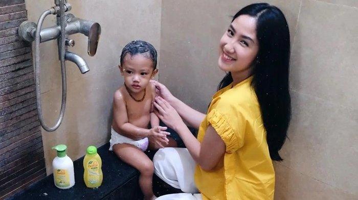Tamara Tyasmara merasakan kehadiran sang putra, Dante, yang meninggal karena tenggelam. Beberapa tanda itu sempat membuat Tamara dan keluarga kaget bukan main.