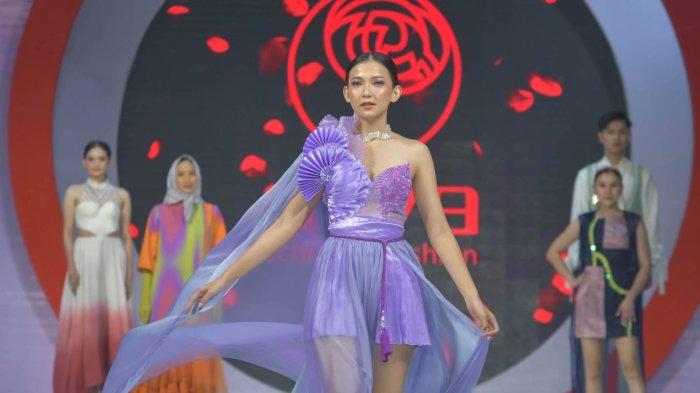 Tampil Memukau dengan Gaun Malam Lavenda, Desain Lipit Potongan Two in One untuk Berbagai Acara