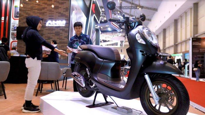 Tampilan New Honda Scoopy yang kini hadir dengan warna dan striping baru.