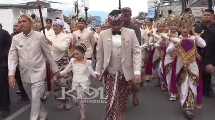 PERNIKAHAN MAULA ANAK KDM - Tangkap layar momen pernikahan Maula Akbar anak Dedi Mulyadi.