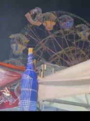 Hasil tangkap layar wahana Bianglala di Pasar Malam Sedangdang Pamekasan yang tersebar viral di berbagai grup WA warganet Pamekasan, Madura, Selasa (29/8/2023) malam.