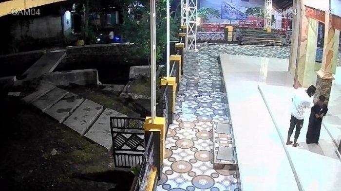 Tangkapan layar CCTV ODGJ yang melumuri cabe pada wajah bocah laki-laki.
