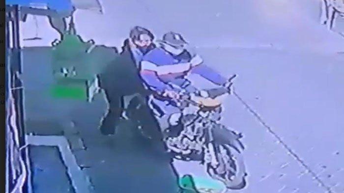 Tangkapan layar aksi kedua pelaku penjambretan kabur setelah beraksi di Surabaya, Kamis (3/8/2023)
