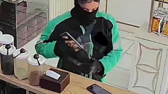 Tangkapan layar oknum ojol saat mencuri ponsel di sebuah kafe Apartemen Taman Beverly, Ruko Jalan Mayjen HR. Muhammad No 49-55, Pradah kalikendal, Dukuh Pakis, Surabaya, Rabu (5/7/2023).