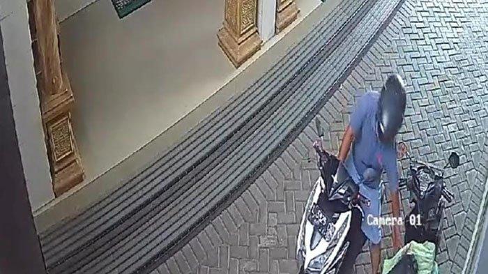 Tangkapan layar pemotor mencuri sekarung paket milik kurir jasa antar di sebuah gang perkampungan Kota Surabaya, pada Minggu (18/2/2024) sore.