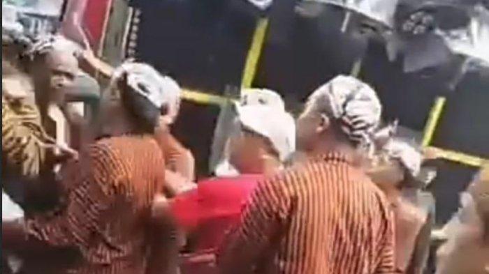 RICUH AKIBAT SOUND HOREG - Tangkapan layar (screenshot) video amatir yang memperlihatkan kericuhan akibat sound horeg yang terjadi di wilayah Mulyorejo Kecamatan Sukun Kota Malang. Diketahui, kejadian itu mendapat perhatian dari MUI Kota Malang dan Polresta Malang Kota.