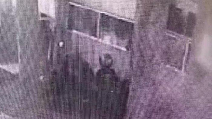 Tangkapan layar video CCTV merekam aksi seorang bandit mencuri motor milik marbot di area parkir sebuah masjid Jalan Ngagel Madya VIII, Baratajaya, Gubeng, Surabaya, Kamis (13/7/2023) dini hari.