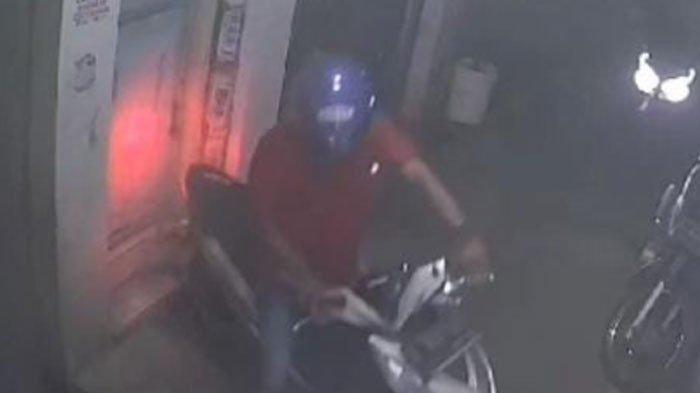 Tangkapan layar video CCTV merekam dua orang maling motor menyatroni permukiman padat Jalan Rungkut Lor VII, Kali Rungkut, Rungkut, Surabaya, pada Senin (28/8/2023) dini hari.