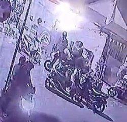 Tangkapan layar video CCTV merekam momen Saad Abdullah disergap oleh para pelaku komplotan begal bermodus mengaku polisi di Surabaya