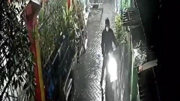 Tangkapan layar video CCTV yang merekam aksi maling motor di perkampungan Jalan Putat Jaya C Barat Gang 5, Putat Jaya, Sawahan, Surabaya, Senin (15/4/2024) dini hari, saat cuaca hujan lebat