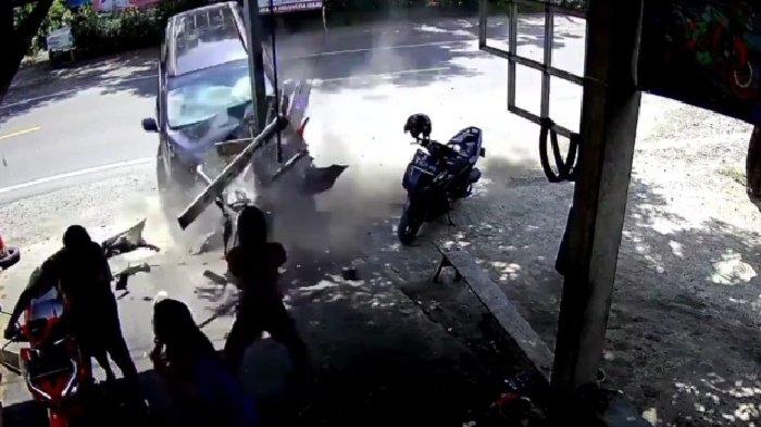 Tangkapan layar video saat Daihatsu Xenia menggasak tiang listrik di Jalan Raya Bojonegoro-Cepu, Minggu (14/1/2024) siang