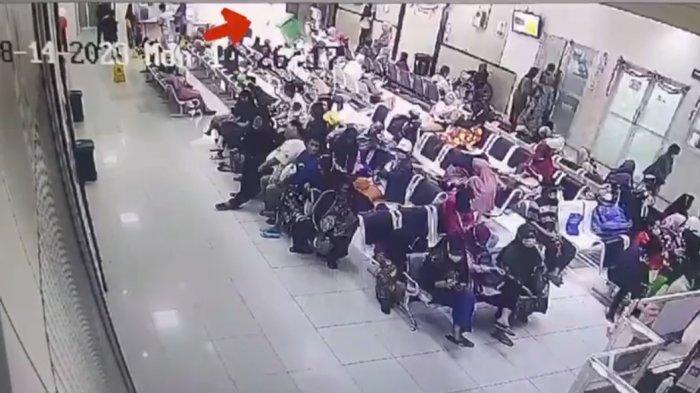 Tangkapan rekaman CCTV ketika Zainal mencuri sampah non medis berupa botol-botol suntik di RSUD Dr Soewandhie