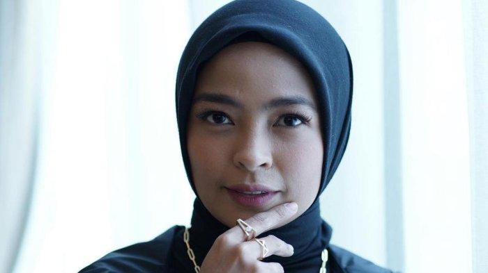 Tantri Kotak, artis cantik memutuskan berhijab setelah menikah.