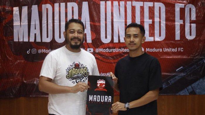 KONTRAK BARU - Taufik Hidayat (kanan) bersama Manajer Madura United, Umar Wachdin usai penandatanganan kontrak baru untuk musim 2025/2026. Taufik Hidayat dipastikan akan tetap berseragam Madura United untuk arungi Liga 1 2025/2026, Jumat (30/5/2025).