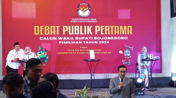 Teguh Haryono-Farida Hidayati saat memaksa berdebat dengan Nurul Azizah, Sabtu (19/10/2024) malam.