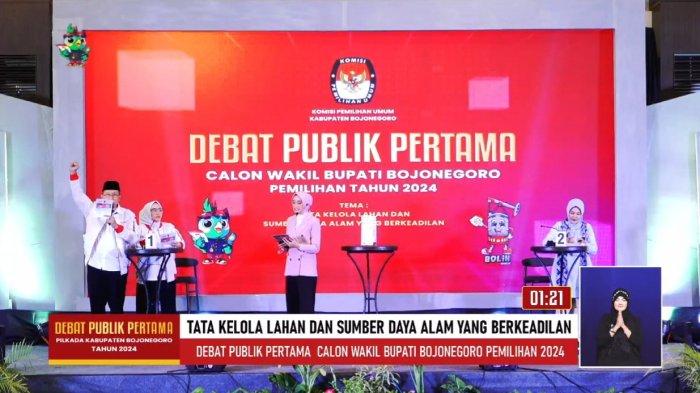 Teguh Haryono (paling kiri) ikut tampil dalam Debat Publik Pilkada Bojonegoro 2024 kali pertama, Sabtu (19/11/2024) malam. Ujungnya, debat dibubarkan.