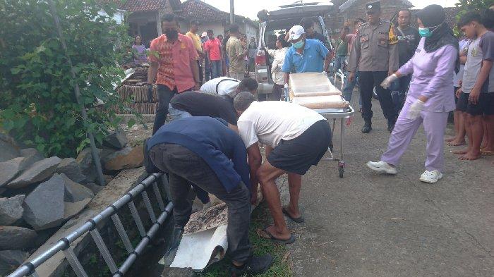 TERPELESET - Polisi bersama warga mengevakuasi tubuh Tri Cahyono (55), teknisi wifi yang terjatuh saat akan memasang kabel di Desa Pucangan, Kecamatan Kauman, Kabupaten Tulungagung, Jawa Timur, Sabtu (10/5/2025) sore. Korban meninggal dunia karena kepala bagian belakangnya terbentur beton saat terjatuh.