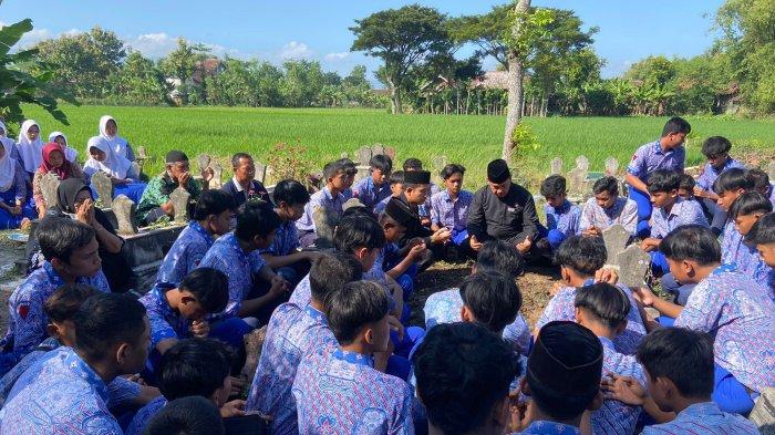 Teman-teman Ilham Nugroho dari SMPN 1 Balong saat di pemakaman korban balon udara mercon di Ponorogo, Kamis, (16/5/2024).