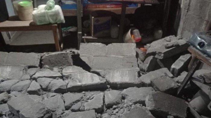 Tembok dapur rumah Mbah Ponem di Bangunjiwo roboh akibat gempa 6,4 M Jumat 30 Juni 2023 malam.