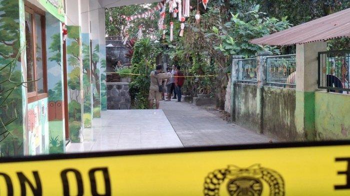 Tempat kejadian perkara (TKP) dugaan pembunuhan dua anak oleh ibunya di Manisrenggo Kota Kediri dipasang garis polisi, Rabu (3/9/2024)