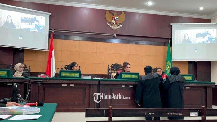 Terdakwa Briptu FN menjalani sidang secara daring di Pengadilan Negeri Mojokerto, Selasa (22/10/2024).