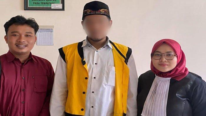 Terdakwa Gatot Riyadi (tengah) bersama penasihat hukumnya di PN Tulungagung, Kamis (16/5/2024)