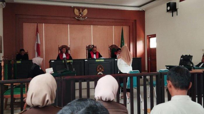 Terdakwa pembunuhan kopi sianida Pacitan divonis 18 tahun penjara.