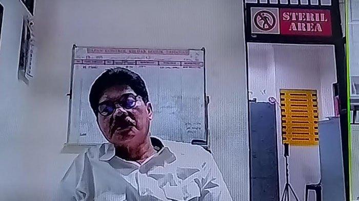 Terdakwa eks Kadispendik Jatim, Syaiful Rachman dalam sidang secara daring dari Rutan Kejati Jatim yang terhubung dengan layar monitor di Ruang Candra, Kantor Pengadilan Tipikor Surabaya