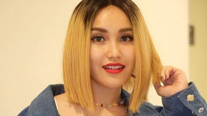 Potret Ayu Ting Ting, penyanyi dangdut yang kini juga terkenal sebagai komedian. Ucap terima kasih untuk haters-nya.