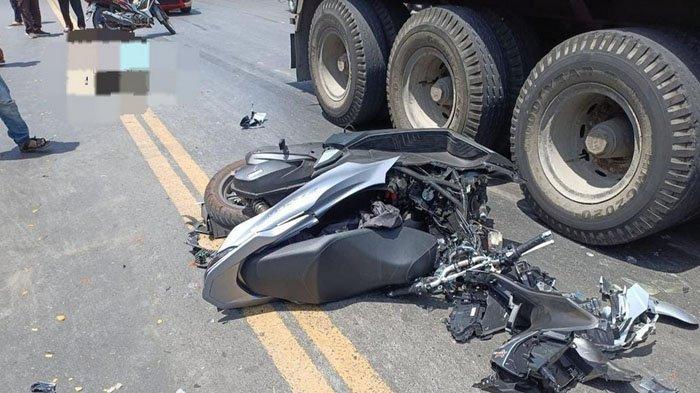 Terjadi kecelakaan di Surabaya, yang melibatkan motor dan truk di Jalan Kalianak Barat, Asemrowo, Surabaya, Selasa (27/8/2024) siang.