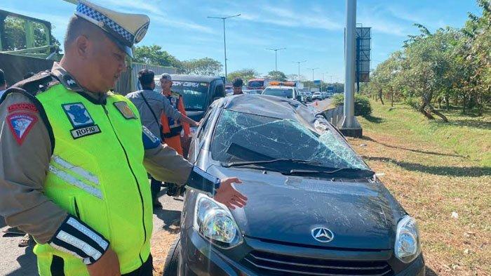 Terjadi kecelakaan di Tol Waru-Sidoarjo, KM 751 Jalur A, Jawa Timur, Senin (5/8/2024). Sebuah mobil Daihatsu Ayla bernopol L-1519-ACA yang berisi satu keluarga, terbalik usai ditabrak mobil Daihatsu Granmax di ruas jalan tersebut. 