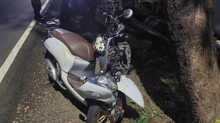 Terjadi kecelakaan maut di Kediri, Jawa Timur, Minggu (3/12/2023) dini hari. Kecelakaan maut yang melibatkan dua sepeda motor itu, tepatnya terjadi di jalan umum Desa/Kecamatan Purwoasri, Kabupaten Kediri. Dua pengendara sepeda motor meninggal dunia usai insiden nahas tersebut. 