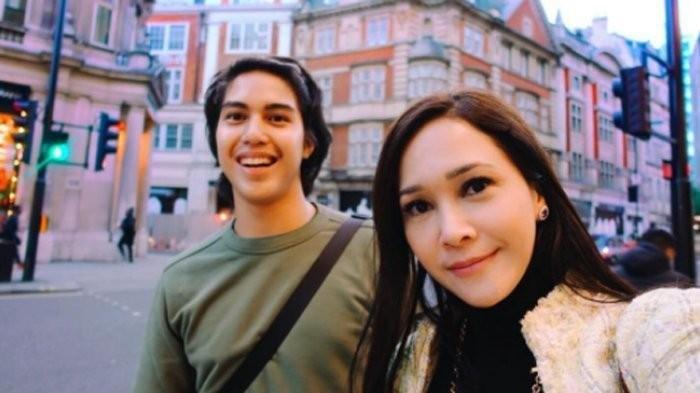Terjawab sosok wanita yang disebut Maia Estianty adalah pacar anak keduanya, El Rumi. Mereka kepergok hadir di pernikahan Thariq Halilintar.