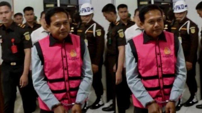 Terlihat senyuman mantan kades yang ambil hak tanah warga sampai negara rugi Rp 3,17 Miliar.