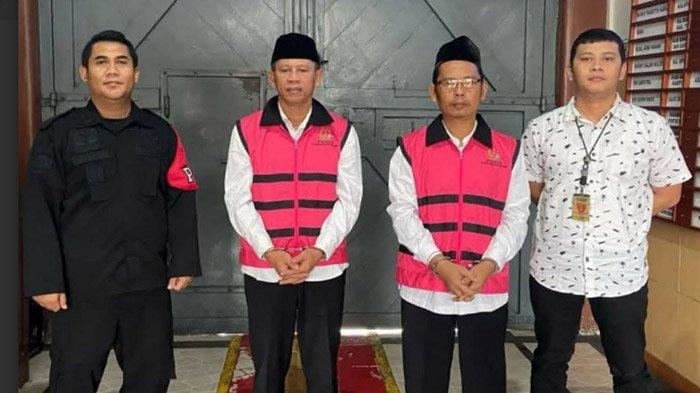 DITITIPKAN DI LAPAS - Terpidana Ripangi (baju tahanan, kiri) dan Komuroji (baju tahanan, kanan), mantan Kepala Desa dan Bendahara Desa Batangsaren, Kecamatan Kauman, Kabupaten Tulungagung, Jawa Timur, dijemput di Lapas Kelas IIB Tulungagung untuk menjalani sidang putusan di Pengadilan Tindak Pidana Korupsi Surabaya, Rabu (19/3/2025). Keduanya dijatuhi pidana penjara selama 3 tahun dan denda masing-masing Rp 100 juta, serta uang pengganti Rp 394,7 juta dan Rp 236,7 juta.