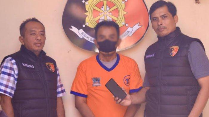 Tersangka pencurian ponsel AF (53) saat ditangkap Anggota Tim Antibandit Polsek Genteng Polrestabes Surabaya. Maling ponsel ini terjatuh saat dihadang oleh korbannya