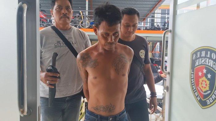 Tersangka Azis dikeler polisi atas kasus pembacokan di Gresik, Selasa, (16/1/2024).