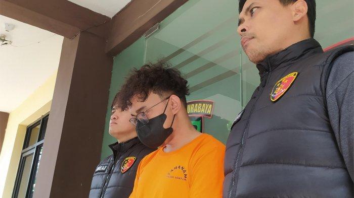Tersangka MI saat digelandang Anggota Unit Reskrim Polsek Genteng di Surabaya