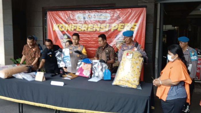Tersangka YM (32) yang dihadirkan saat konferensi pers di Polres Tulungagung.