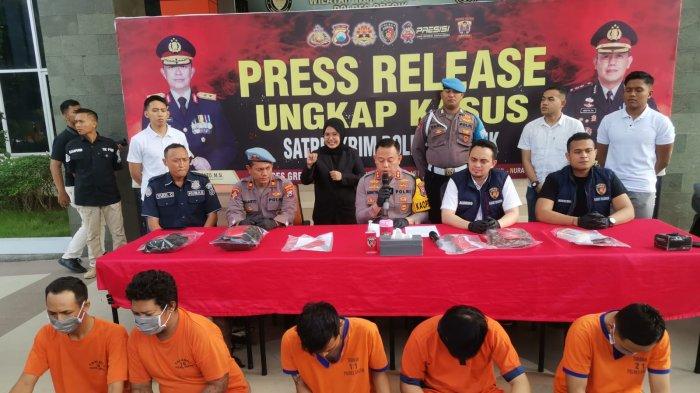 Tersangka Irfan (tengah) dan Hengky (kanan) pembunuhan sadis di Gresik, diringkus Satreskrim Polres Gresik, Rabu, (6/12/2023).