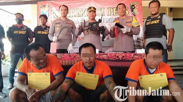 Tersangka pemerasan, berinisial NDPH (31) warga Tandes, Surabaya. Kemudian, OD (35) warga Semampir, Surabaya. Dan, KVGF (31) warga Pare, Kediri, dikeler ke Mapolsek Lakarsantri, Jumat (14/7/2023). 
