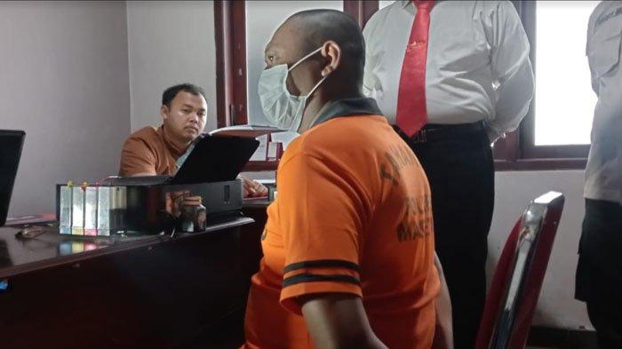 Tersangka penipuan rekrutmen bintara polri Oto Ari Wibowo, warga Tulungagung, diperiksa penyidik Satreskrim Polres Magetan