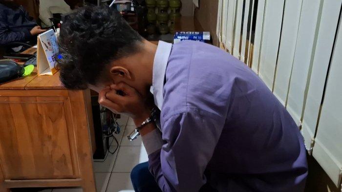 Tersangka penjambretan seorang guru, Tomi Ferdianto (baju hem biru), diamankan petugas di Mapolres Ngawi, Minggu malam (11/8/2024).