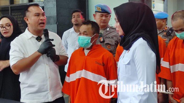 DITANYA POLISI - Tersangka tindak asusila berinisial NR (66) saat ditanya oleh Kasat Reskrim Polresta Malang Kota, Kompol Muhammad Soleh dalam press release yang digelar di Polresta Malang Kota, Senin (24/2/2025). Diketahui, tersangka NR telah melakukan tindak asusila pada anak tetangganya yang berinisial ISD.