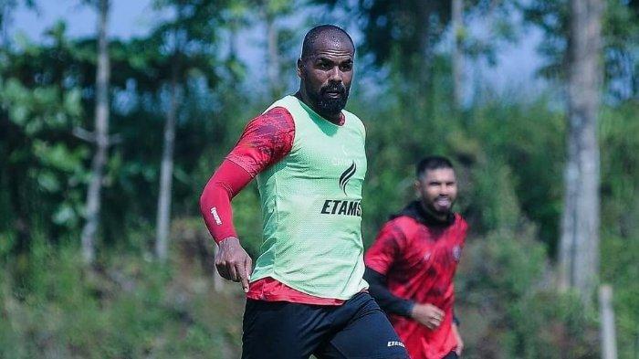 Thales Lira saat menggiring bola dalam sesi latihan Arema FC yang dilakukan di lapangan Wonoayu Wajak Kabupaten Malang pada Jumat (15/11/2024).